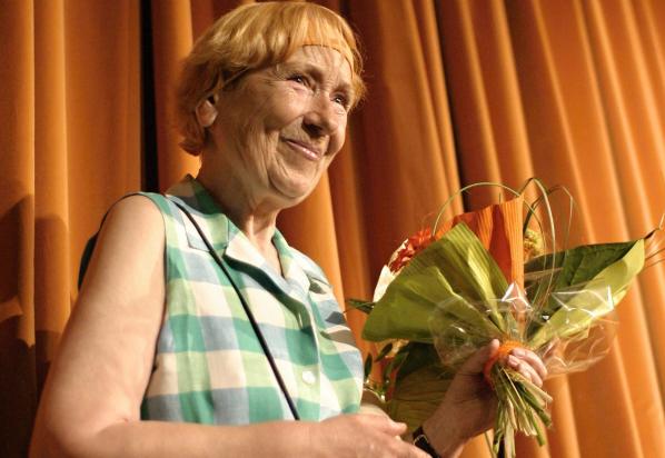 Hana Budínská při přebírání Ceny ministra kultury za celoživotní přínos v oblasti dětských estetických aktivit, Trutnov 2006