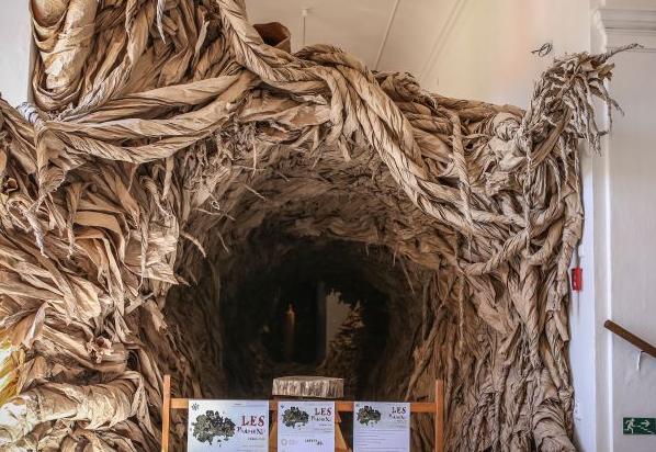 Vstupní část výstavy Les pramenů, květen 2017, Wade Kavanaugh – Stephen B. Nguyen, ruční papírová technika